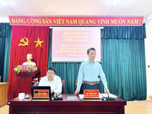 Đồng chí Phó Chủ tịch UBND tỉnh Hà Trọng Hải kiểm tra việc lập quy hoạch chung tại các xã Mường Kim