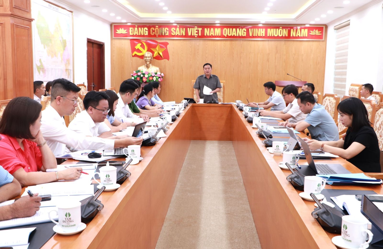 Quang cảnh cuộc họp.