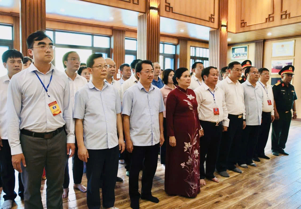 ĐOÀN ĐẠI BIỂU TỈNH LAI CHÂU DÂNG HƯƠNG TƯỞNG NIỆM BÁC HỒ TẠI NHÀ TRUYỀN THỐNG KHU DI TÍCH LỊCH SỬ BẢN LƯỚT