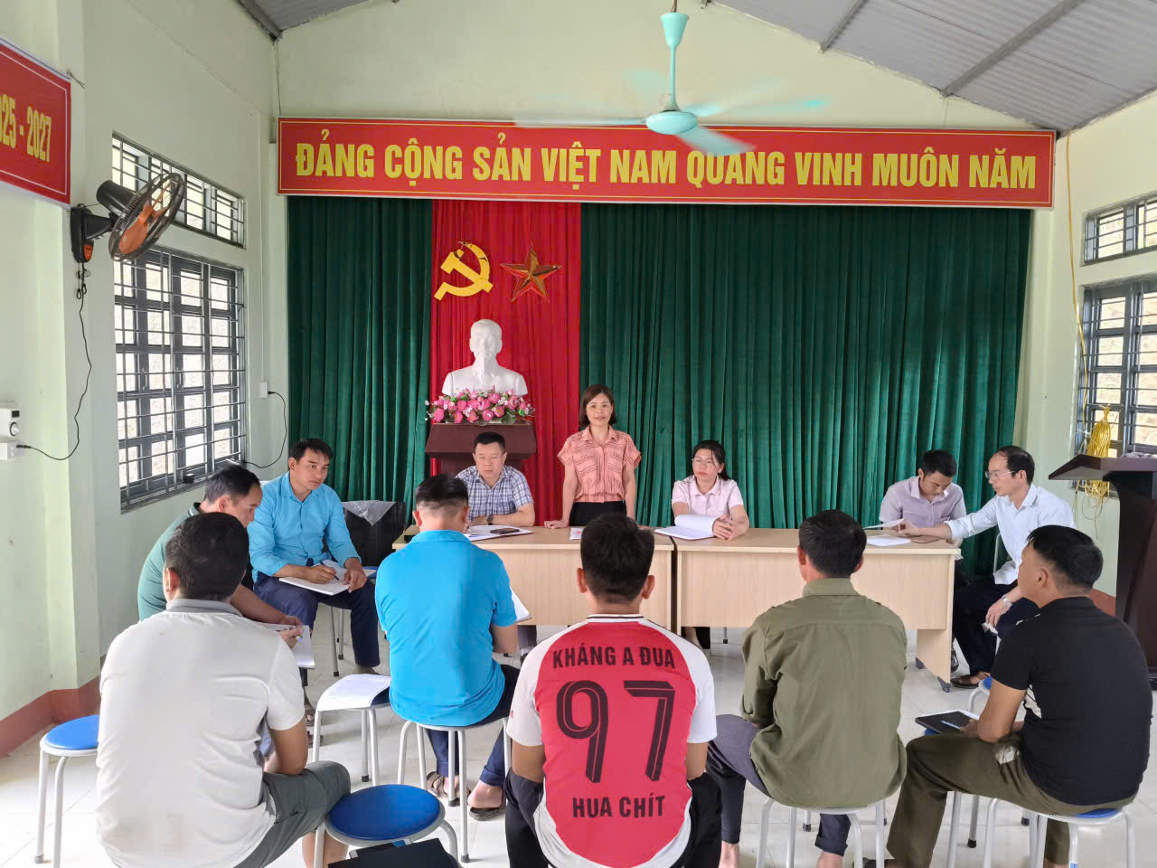 Tổ công tác số 2 nắm tình hình tại thôn bản