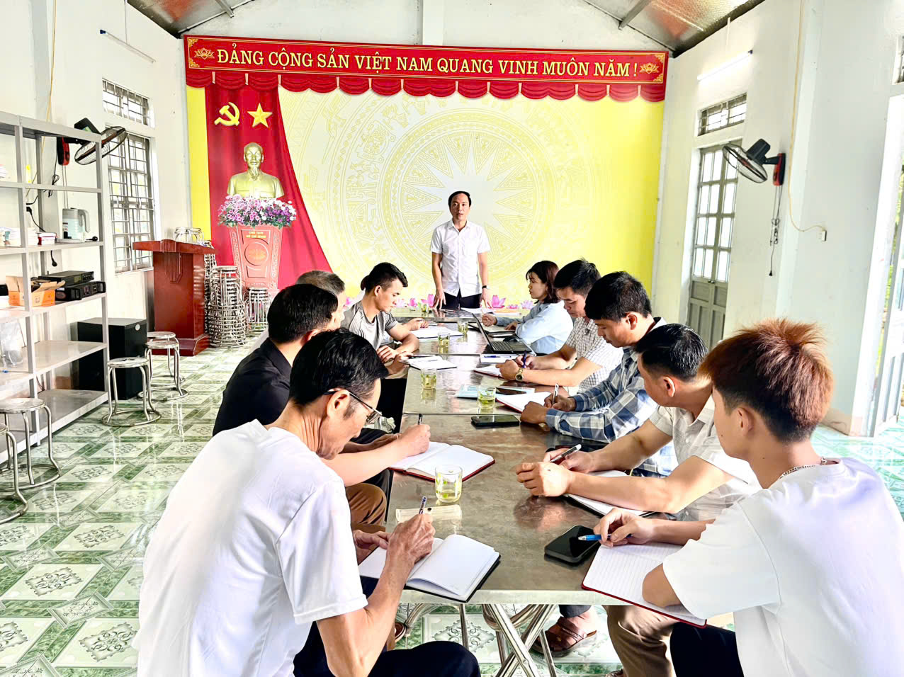 TỔ CÔNG TÁC SỐ 1 NẮM TÌNH HÌNH  TẠI CHI BỘ BẢN LÀ 1, BẢN LƯỚT