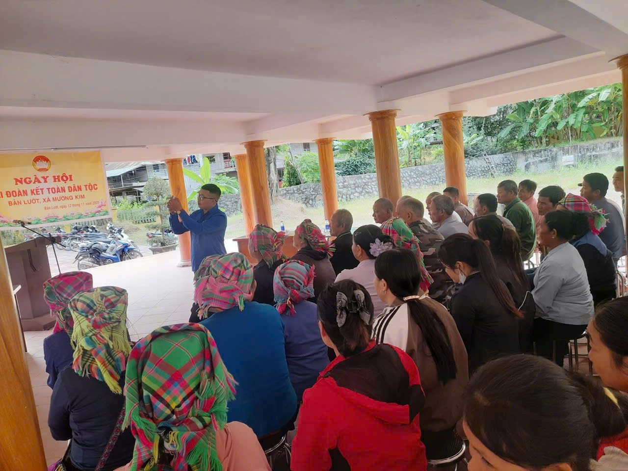 HƯỚNG DẪN BÀ CON, NHÂN DÂN CÀI ĐẶT VNeID TRONG NGÀY HỘI ĐẠI ĐOÀN KẾT