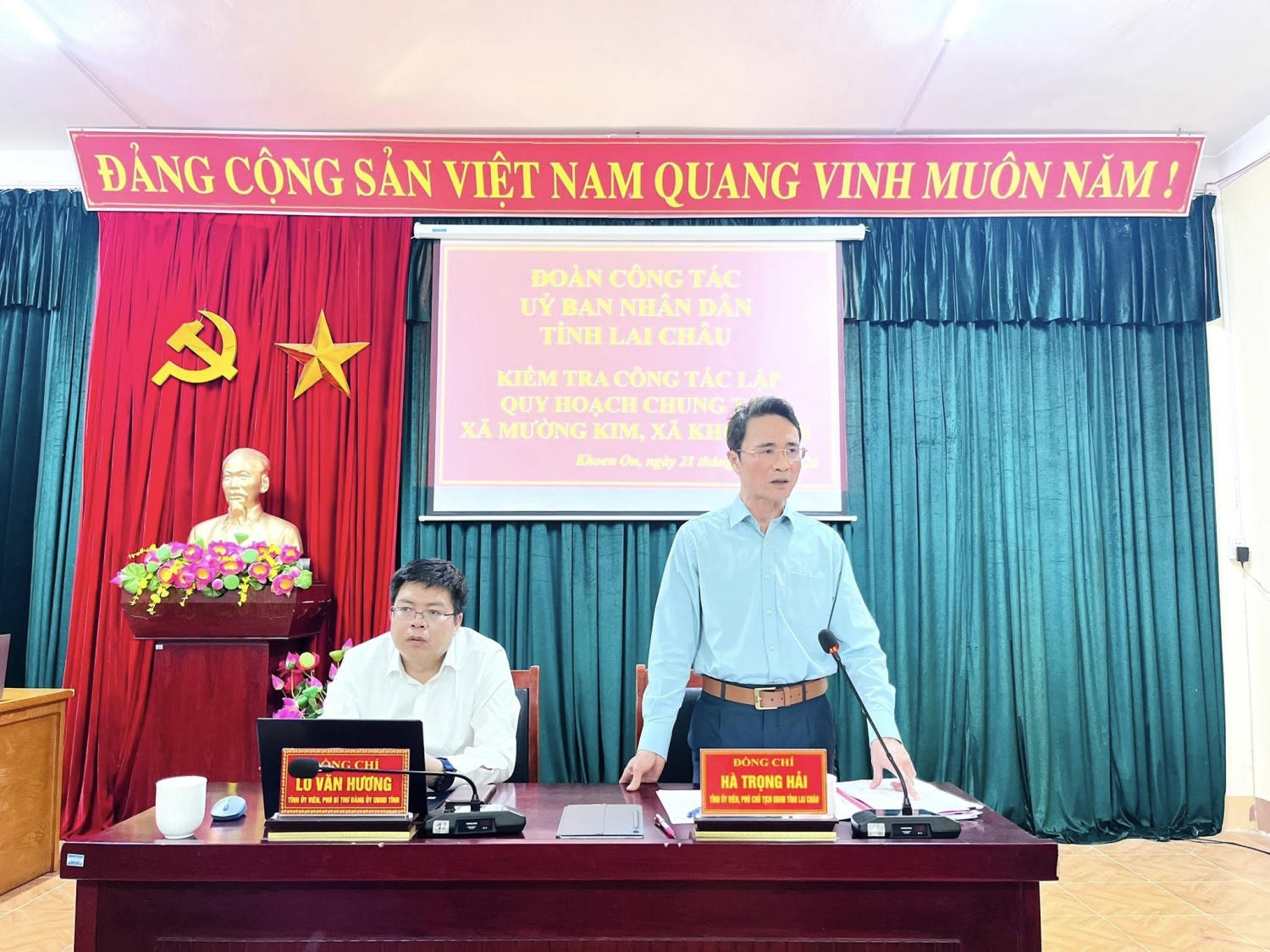 Đồng chí Phó Chủ tịch UBND tỉnh Hà Trọng Hải kiểm tra việc lập quy hoạch chung tại các xã Mường Kim