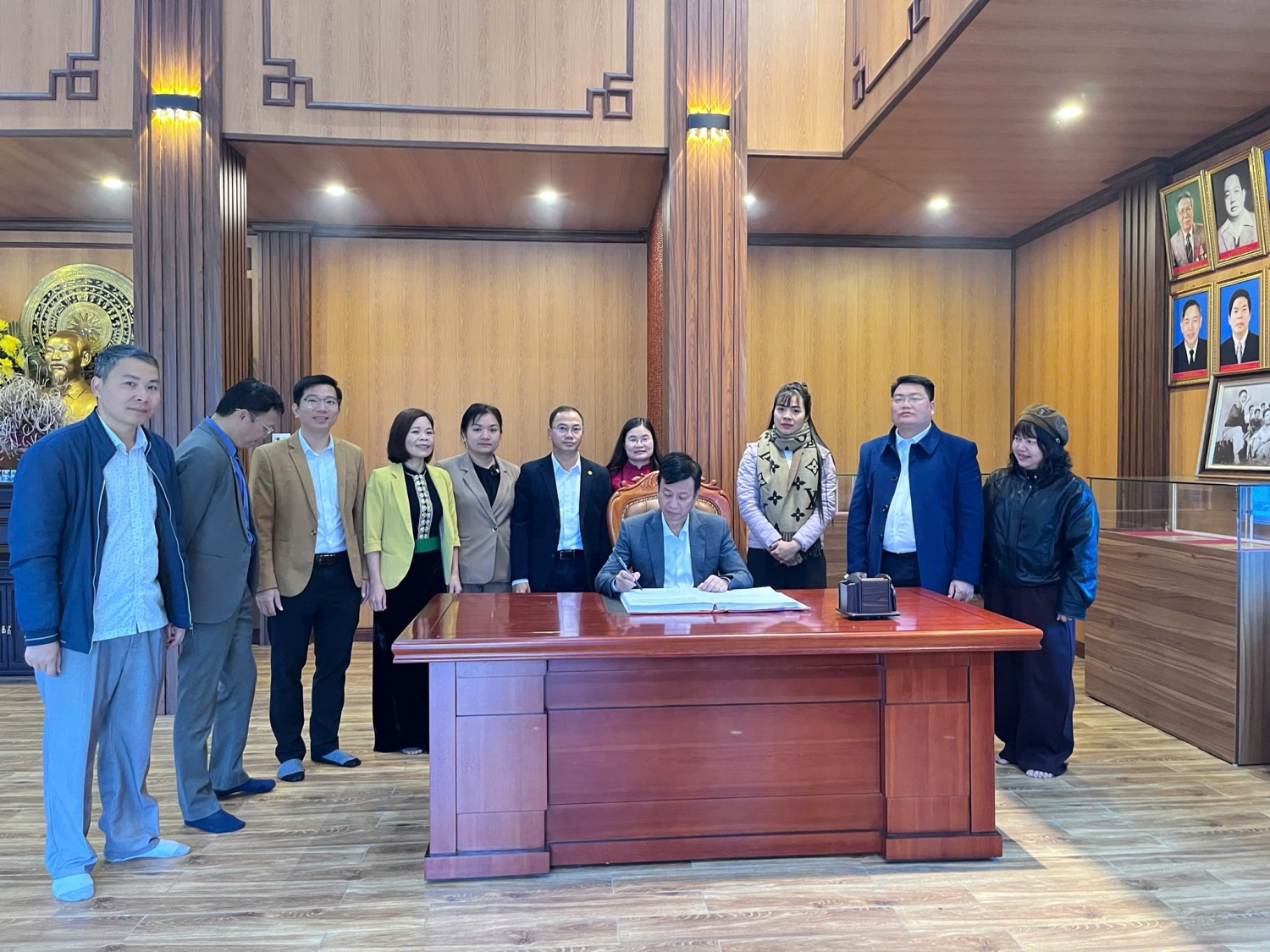 DÂNG HƯƠNG KỶ NIỆM 96 NĂM NGÀY THÀNH LẬP ĐẢNG