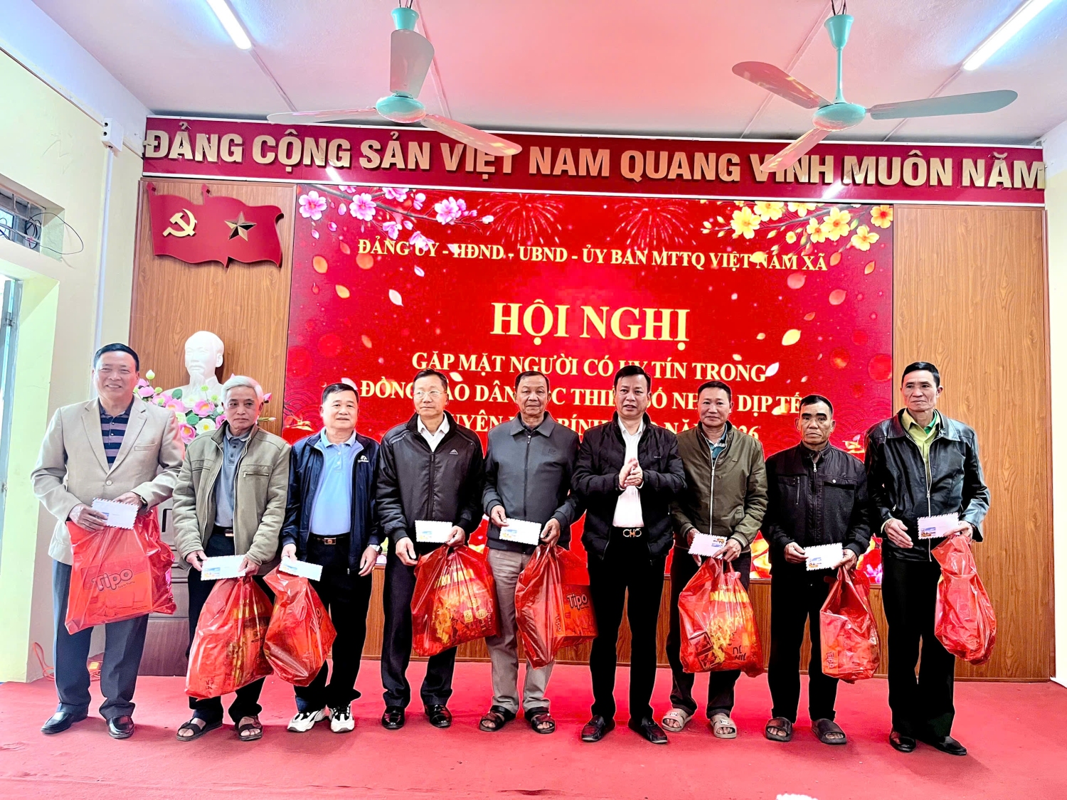 Gặp mặt, tặng quà cho người có uy tín tiêu biểu trong vùng đồng bào dân tộc thiểu số