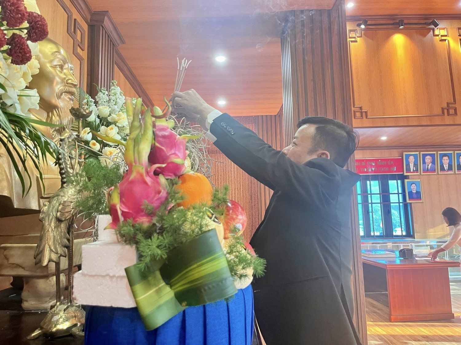 LỄ DÂNG HƯƠNG TRƯỚC GIỜ KHAI MẠC KỲ HỌP THỨ NHẤT HĐND XÃ MƯỜNG KIM TẠI NHÀ TRUYỀN THỐNG KHU DI TÍCH LỊCH SỬ BẢN LƯỚT